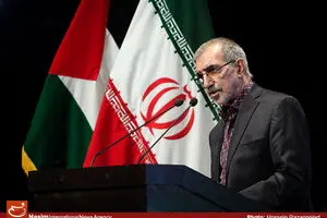 مقیسه: رهبری بیش از آنکه رهبر الهی و سیاسی باشد، رهبر ادبی است