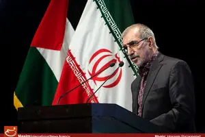 مقیسه: رهبری بیش از آنکه رهبر الهی و سیاسی باشد، رهبر ادبی است