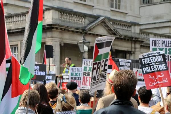 تجمع هزاران نفر در حمایت از فلسطین مقابل دفتر بی‌بی‌سی در لندن