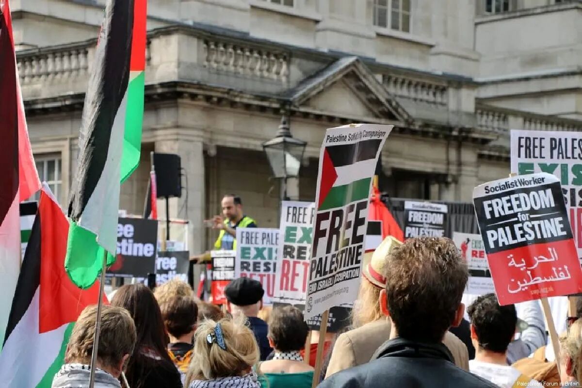 تجمع هزاران نفر در حمایت از فلسطین مقابل دفتر بی‌بی‌سی در لندن