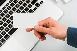 5 نکته حیاتی در ارائه کارت ویزیت برای مدیر عامل که شما را متمایز می‌کند