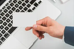 5 نکته حیاتی در ارائه کارت ویزیت برای مدیر عامل که شما را متمایز می‌کند
