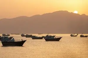 بلومبرگ: ادامه بسته‌ماندن تنگه هرمز تا آگوست، جهان را در آستانه رکودی شبیه بحران ۲۰۰۸ قرار می‌دهد