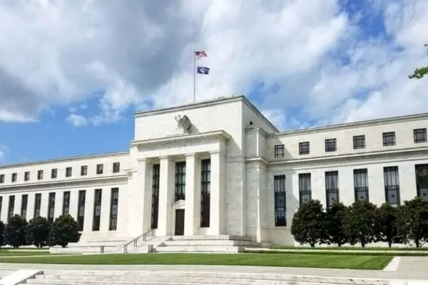 کاهش نرخ بهره فدرال رزرو؛ دلار تضعیف شد و طلا تثبیت نسبی یافت