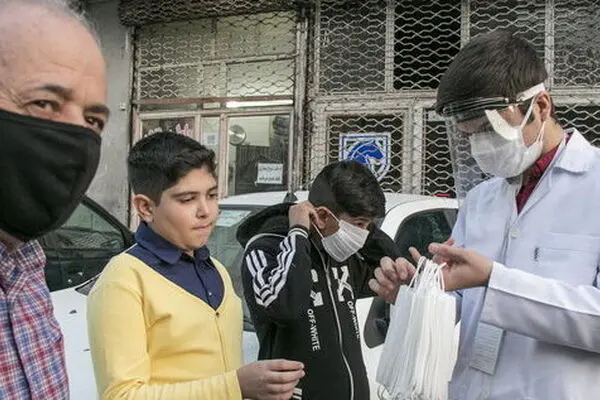 برداشتن ماسک هنگام عطسه و صحبت کردن اشتباه است
