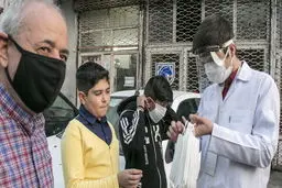 برداشتن ماسک هنگام عطسه و صحبت کردن اشتباه است