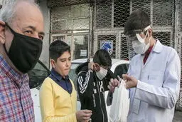 برداشتن ماسک هنگام عطسه و صحبت کردن اشتباه است