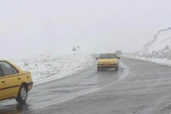 بارش برف و باران در جاده های ۱۵ استان
