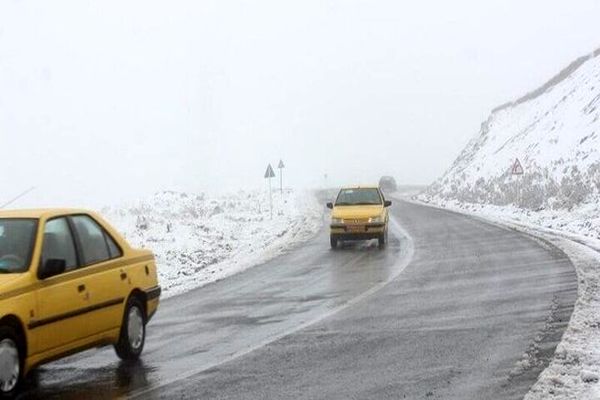 بارش برف و باران در جاده های ۱۵ استان
