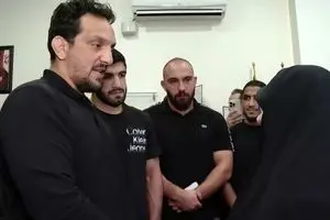 ادای احترام قهرمانان کشتی به مادر شهید زین‌الدین در اکران فیلم «مجنون»