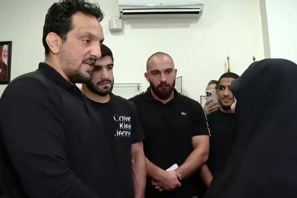 ادای احترام قهرمانان کشتی به مادر شهید زین‌الدین در اکران فیلم «مجنون»