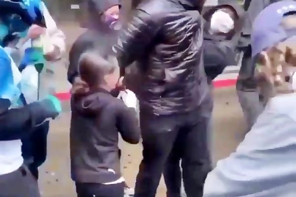 فیلم: حمله پلیس آمریکا به دختر ۹ ساله با اسپری فلفل