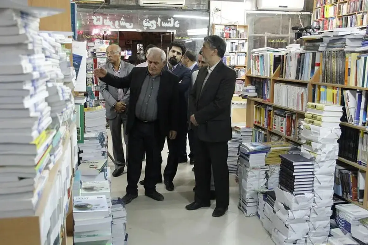 دیدار معاون فرهنگی ارشاد با اهالی نشر و کتاب در کتابفروشی فرهنگ معاصر