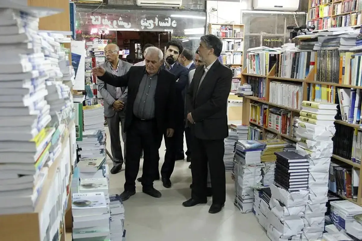 دیدار معاون فرهنگی ارشاد با اهالی نشر و کتاب در کتابفروشی فرهنگ معاصر