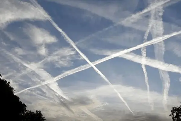 پدیده نادر «ابرهای خطی» در آسمان ایران؛ توضیح هواشناسی درباره خطوط سفید امروز