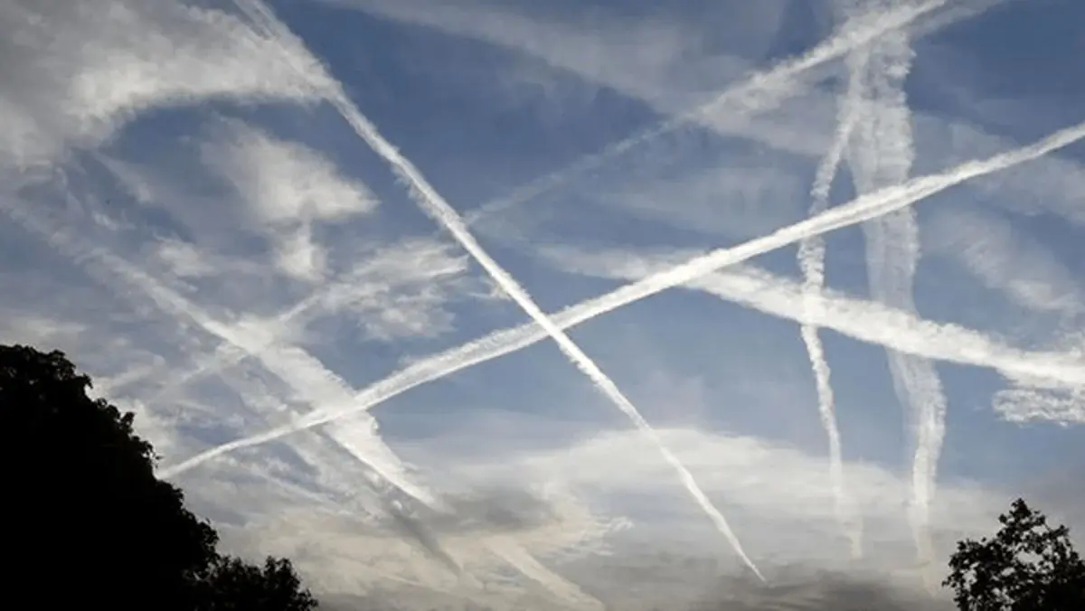 پدیده نادر «ابرهای خطی» در آسمان ایران؛ توضیح هواشناسی درباره خطوط سفید امروز