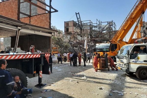 ریزش چند ساختمان غیرمجاز در حین تخریب در تهران