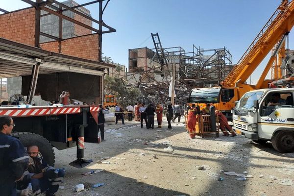 ریزش چند ساختمان غیرمجاز در حین تخریب در تهران