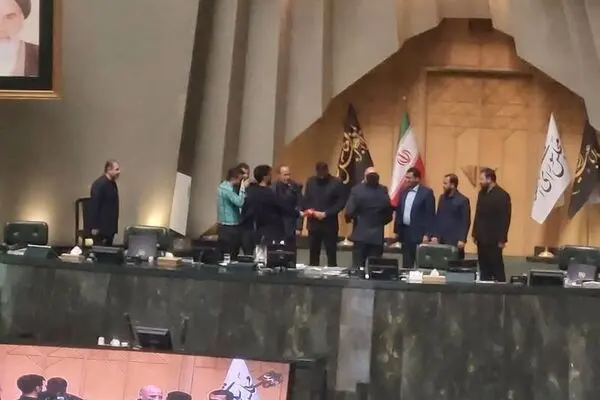تقدیر نمایندگان از قهرمان حادثه تروریستی حرم شاهچراغ (ع) در صحن علنی مجلس