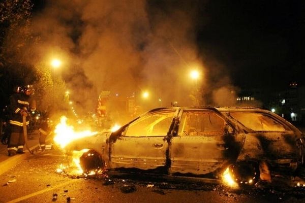 هزار خودرو در جشن سال نو در فرانسه به آتش کشیده شد