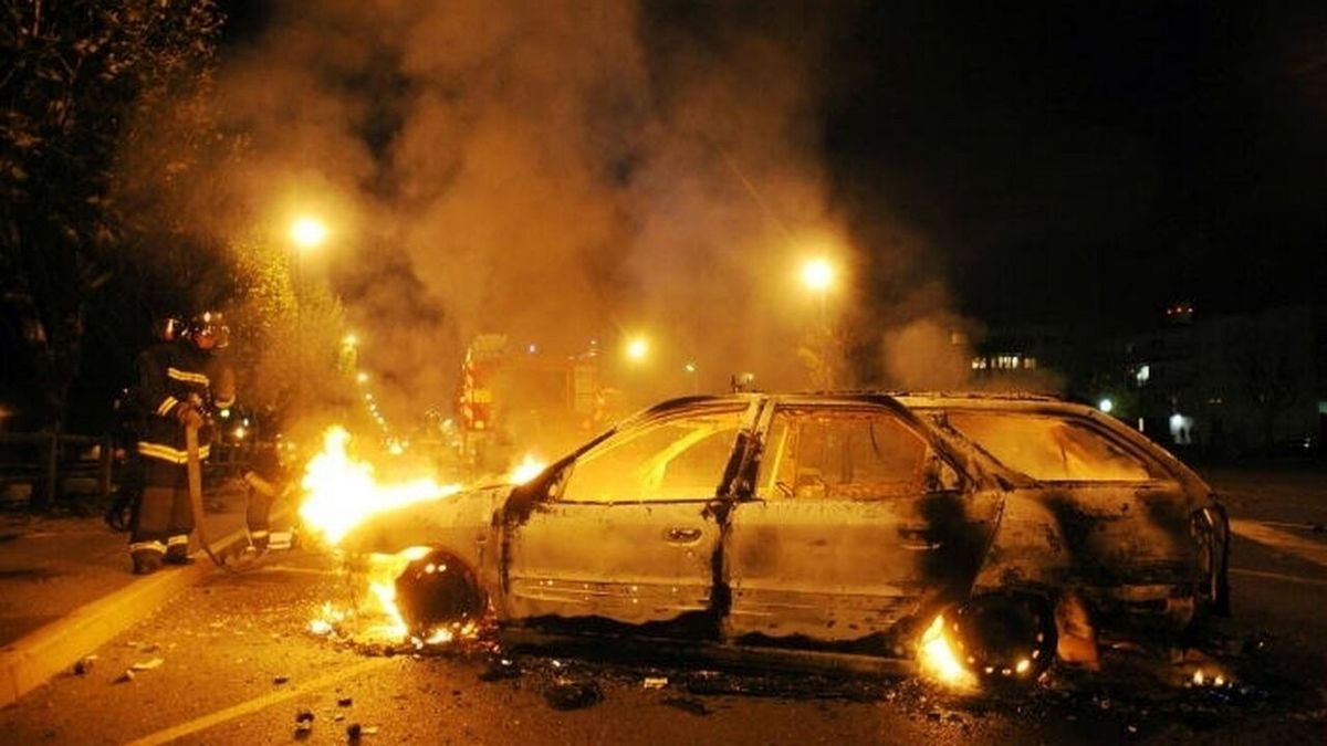 هزار خودرو در جشن سال نو در فرانسه به آتش کشیده شد