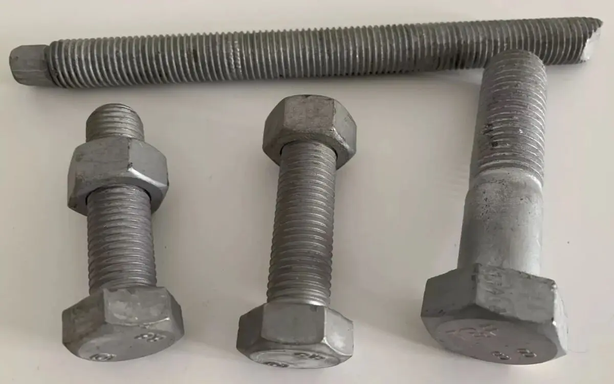 مقایسه تخصصی پیچ و مهره گالوانیزه و داکرومات