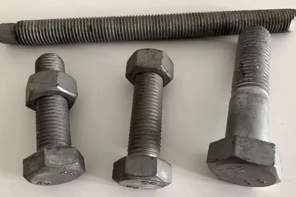 مقایسه تخصصی پیچ و مهره گالوانیزه و داکرومات