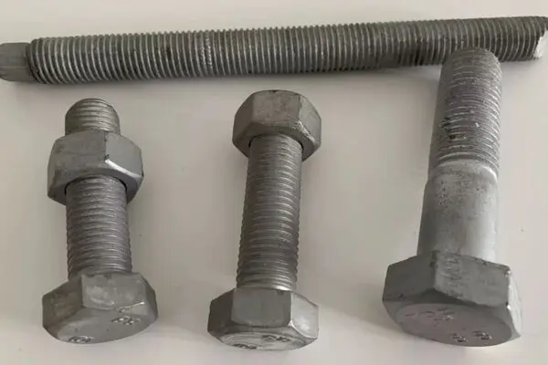 مقایسه تخصصی پیچ و مهره گالوانیزه و داکرومات