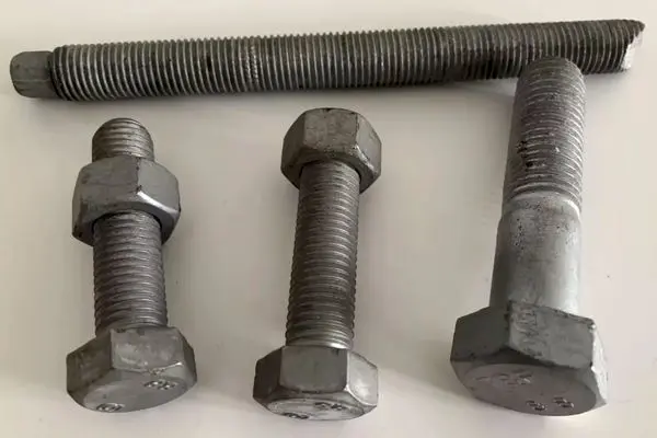 مقایسه تخصصی پیچ و مهره گالوانیزه و داکرومات