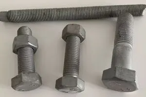 مقایسه تخصصی پیچ و مهره گالوانیزه و داکرومات