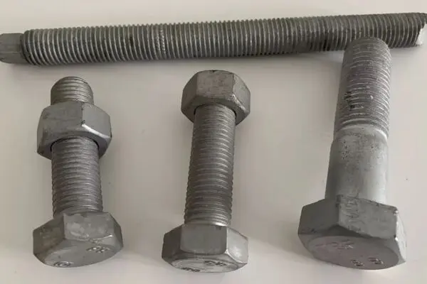 مقایسه تخصصی پیچ و مهره گالوانیزه و داکرومات
