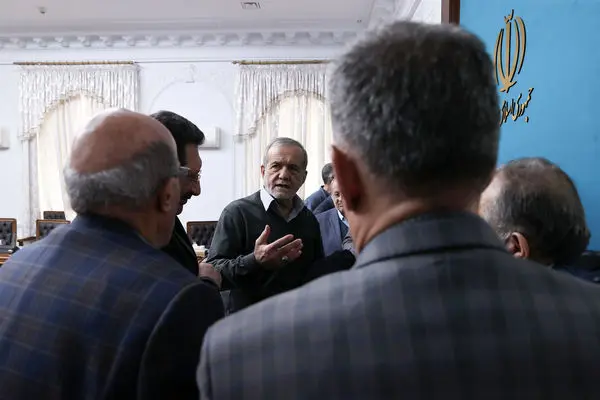 پزشکیان: تابستان امسال برق تولیدکنندگان قطع نمی‌شود