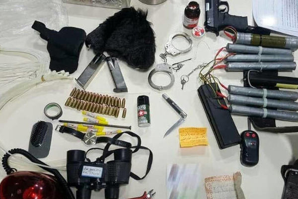 تجهیزات کشف شده از فرد تروریست در عوارضی تهران
