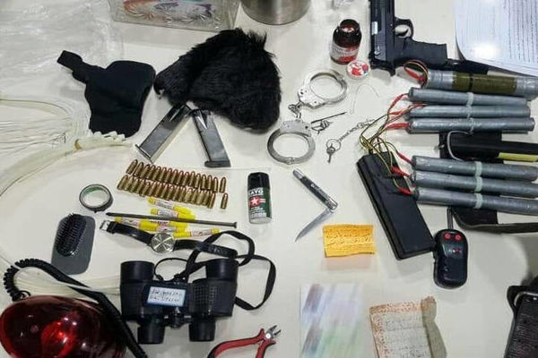 تجهیزات کشف شده از فرد تروریست در عوارضی تهران
