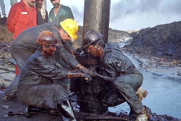 مشت آهنین بر سر کارگران صنعت نفت