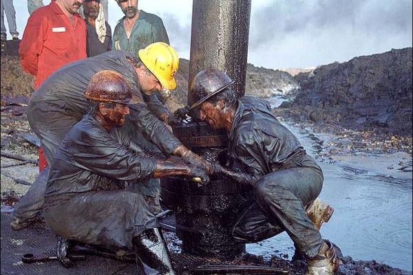 مشت آهنین بر سر کارگران صنعت نفت