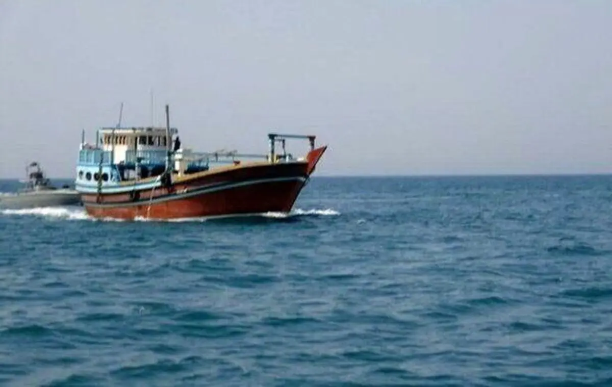 کشف و توقیف لنج حامل ۵۵ هزار لیتر گازوئیل قاچاق در آب‌های کیش