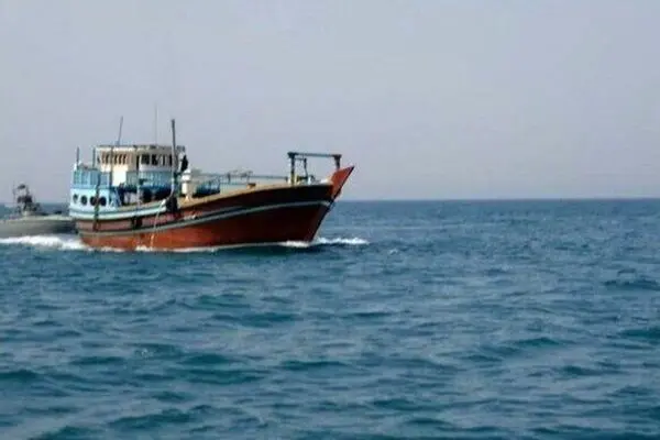 کشف و توقیف لنج حامل ۵۵ هزار لیتر گازوئیل قاچاق در آب‌های کیش