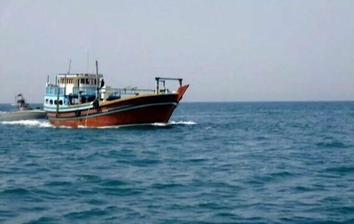 کشف و توقیف لنج حامل ۵۵ هزار لیتر گازوئیل قاچاق در آب‌های کیش