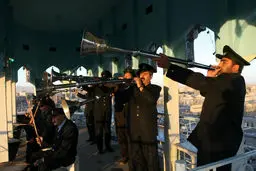 هم اکنون/ نقاره نوازی در حرم مطهر رضوی در صبح میلاد حضرت معصومه(س) و آغاز دهه کرامت