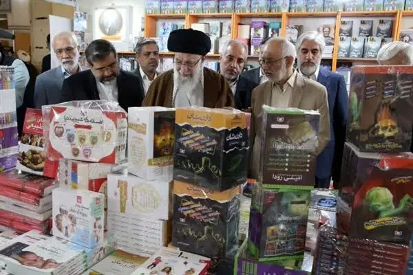 رهبر انقلاب: تولید کتاب و ترویج کتابخوانی، وظیفه مهم مسئولان است