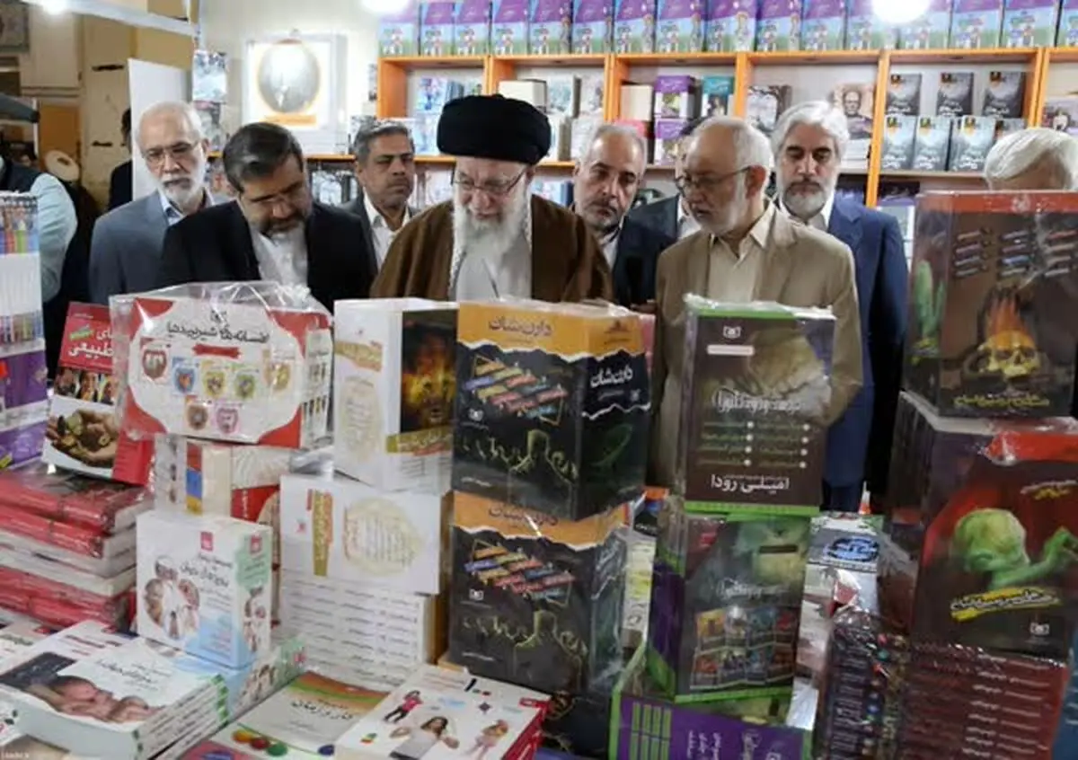 رهبر انقلاب: تولید کتاب و ترویج کتابخوانی، وظیفه مهم مسئولان است
