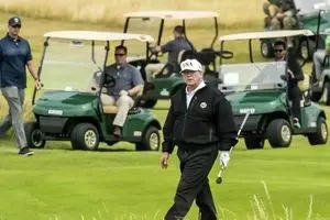 فیلم:حلقه محافظان لباس شخصی به دور ترامپ
