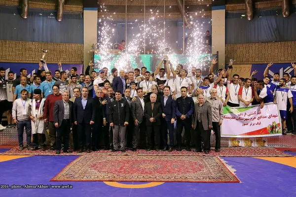 قهرمانی تیم‌های بیمه رازی در کشتی آزاد و فرنگی