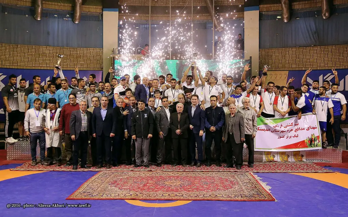 قهرمانی تیم‌های بیمه رازی در کشتی آزاد و فرنگی