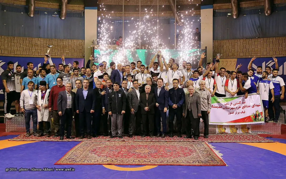 قهرمانی تیم‌های بیمه رازی در کشتی آزاد و فرنگی