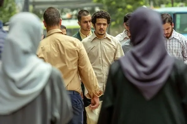 «مصلحت»؛ از جامعه‌ی اتوپیایی تا نگاه کلیشه‌ای به زنان
