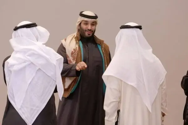 حضور بن سلمان در جلسه دولت با شال قطری
