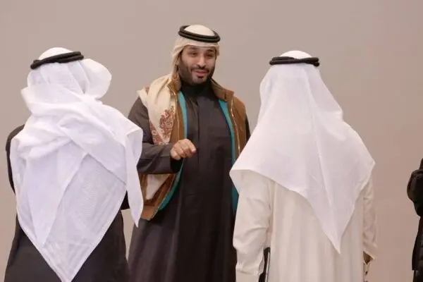 حضور بن سلمان در جلسه دولت با شال قطری