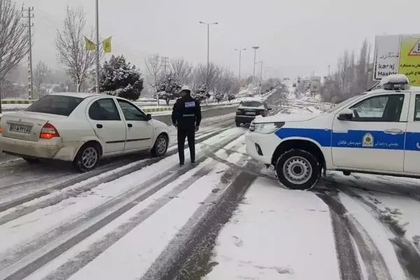 بارش برف و باران در جاده‌های ۲۸ استان | ترافیک سنگین در آزادراه تهران-کرج و مسدودی چند محور